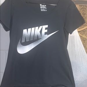 I’m selling a black short sleeve Nike shirt